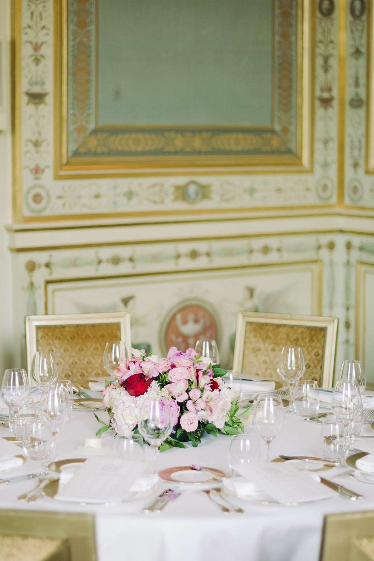 une table ronde avec eau centre des fleurs